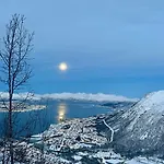 Luxury For Large Groups-tromsdalen- Free Indoor Parking Appartement Tromsdalen